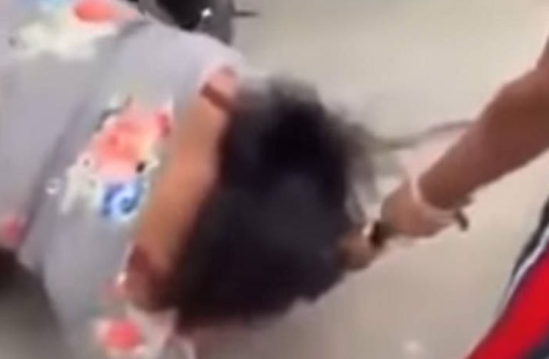 Μητέρα ξυλοκόπησε άγρια οδηγό σχολικού επειδή έβγαλε το παιδί της από το λεωφορείο (VIDEO)