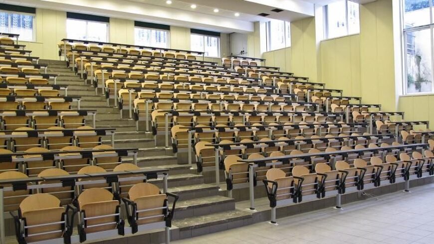 Στα αμφιθέατρα επιστρέφουν οι φοιτητές