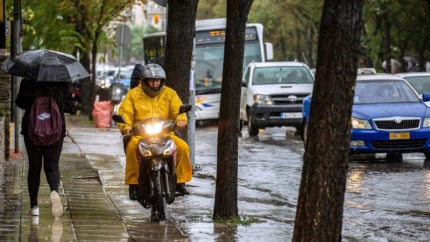 «Μπάλλος» – Εγκλωβισμένοι πολίτες στην Αττική – Εκλεισε η Πειραιώς, δεκάδες κλήσεις στην Πυροσβεστική