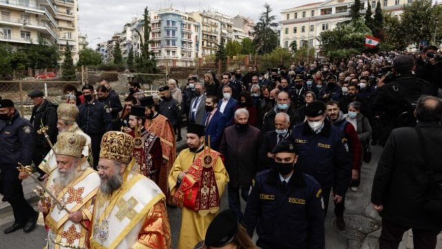 Θεσσαλονίκη – Αντίδραση ιερέα για την έντονη αστυνομική παρουσία – «Σας αρέσει αυτή η εικόνα;»