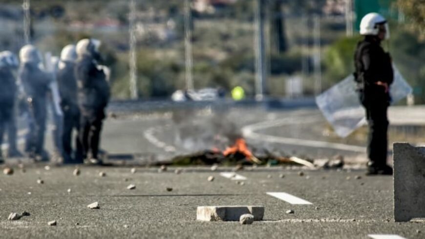 Νέα ένταση και επεισόδια με Ρομά – Έκλεισαν ξανά δρόμους σε Αττική, Κόρινθο και Πάτρα