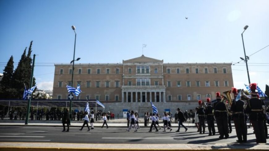 28η Οκτωβρίου – Μαθητική παρέλαση στην Αθήνα μετά από δύο χρόνια – Το κέντρο γέμισε ξανά μαθητές και σημαίες