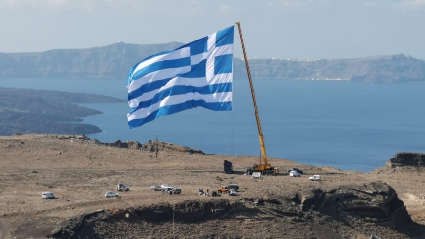 Σαντορίνη – Ύψωσαν την μεγαλύτερη Ελληνική σημαία με γερανό