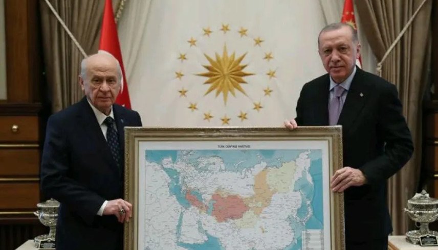 Εθνικιστικές προκλήσεις από Ερντογάν και Μπαχτσελί – Ποζάρουν με χάρτη του «τουρκικού κόσμου» που περιλαμβάνει Θράκη και Κύπρο