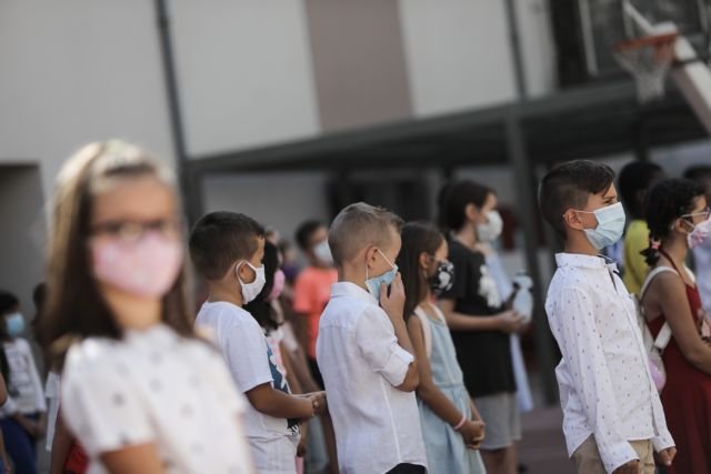 Γαλλία – Υποχρεωτική ξανά η χρήση της μάσκας για τα παιδιά δημοτικού
