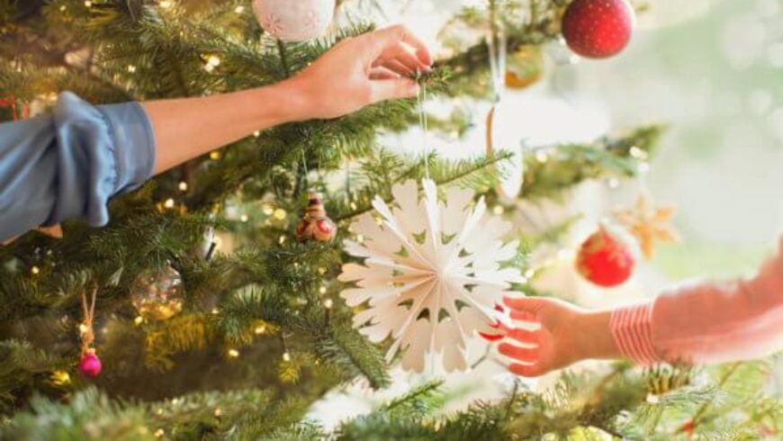 «Ήρθαν τα Χριστούγεννα κι η Πρωτοχρονιά» – Ποια είναι η ιδανική μέρα για να στολίσετε και γιατί