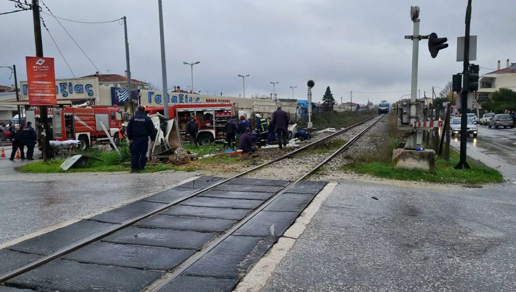Τρίκαλα – Τρένο παρέσυρε αυτοκίνητο – Η Πυροσβεστική απεγκλώβισε τον οδηγό