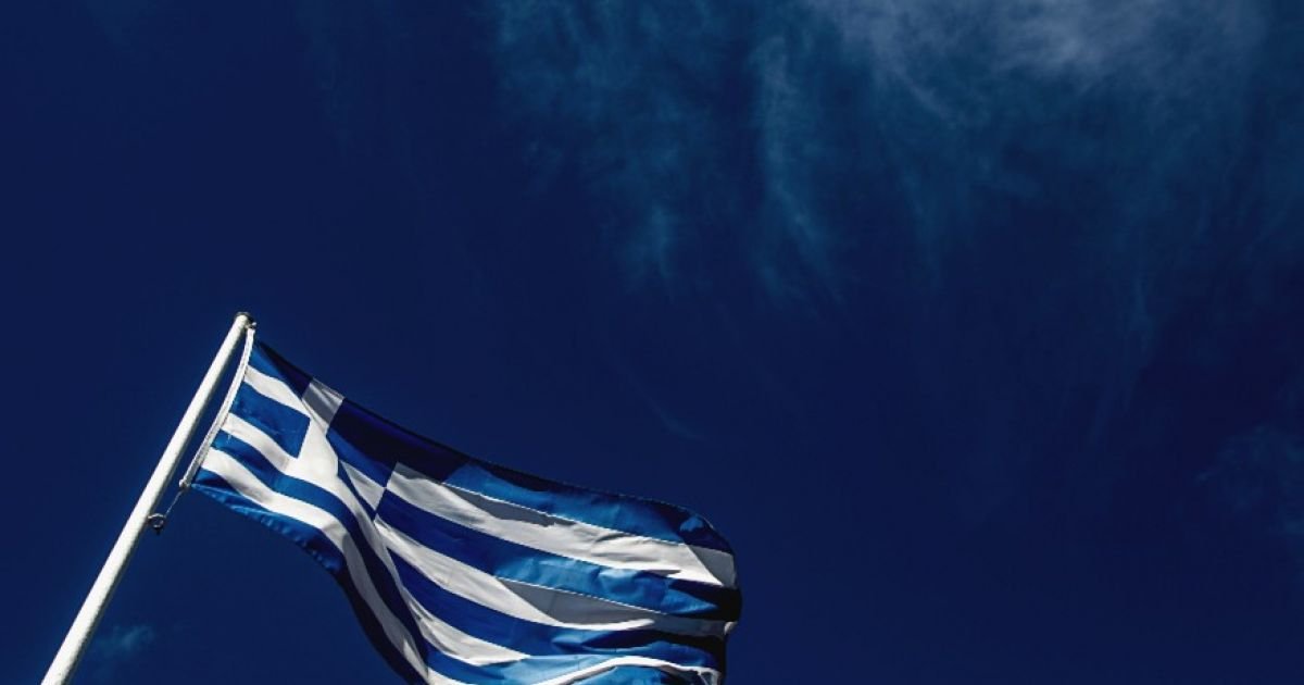 Βουλή – Επεσε ελληνική σημαία στο κεφάλι υπαλλήλου