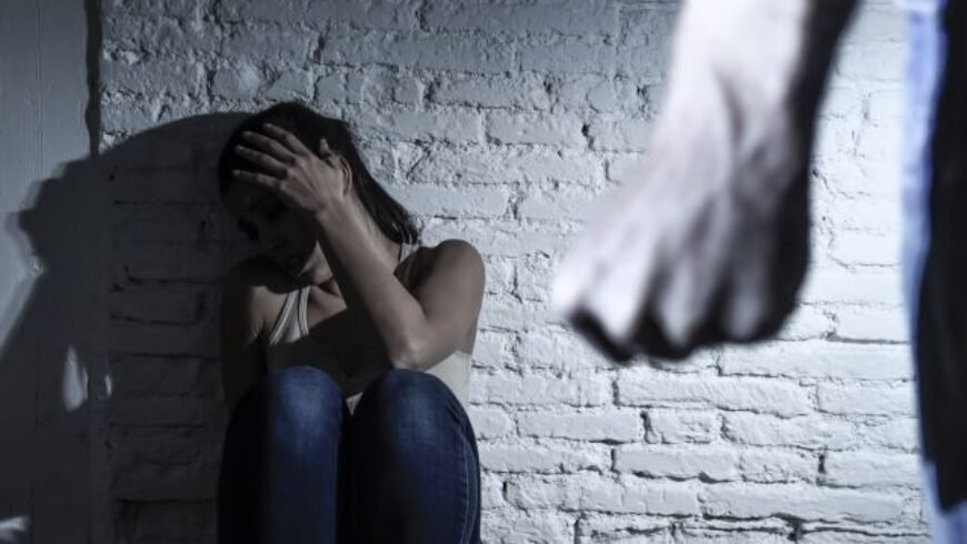 Χαλκίδα – Γυναίκα ξυλοκοπήθηκε από τον σύζυγό της μπροστά στα μάτια του παιδιού τους