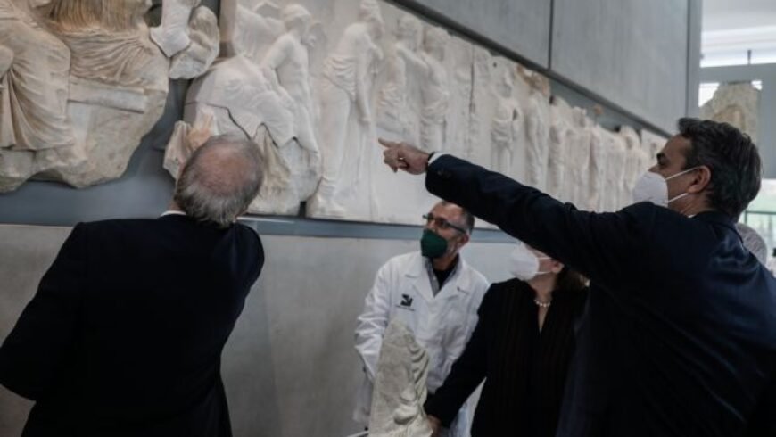 Μουσείο Ακρόπολης – Εντυπωσιακές φωτογραφίες από την τοποθέτηση του θραύσματος του Παρθενώνα