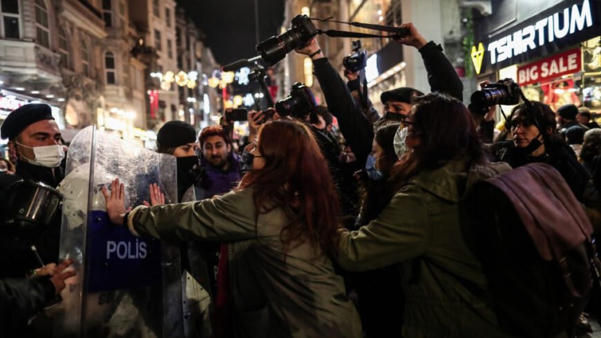 Ενές Καρά – Μεγάλη διαδήλωση στην πλατεία Ταξίμ για την αυτοκτονία του φοιτητή, συγκρούσεις και συλλήψεις