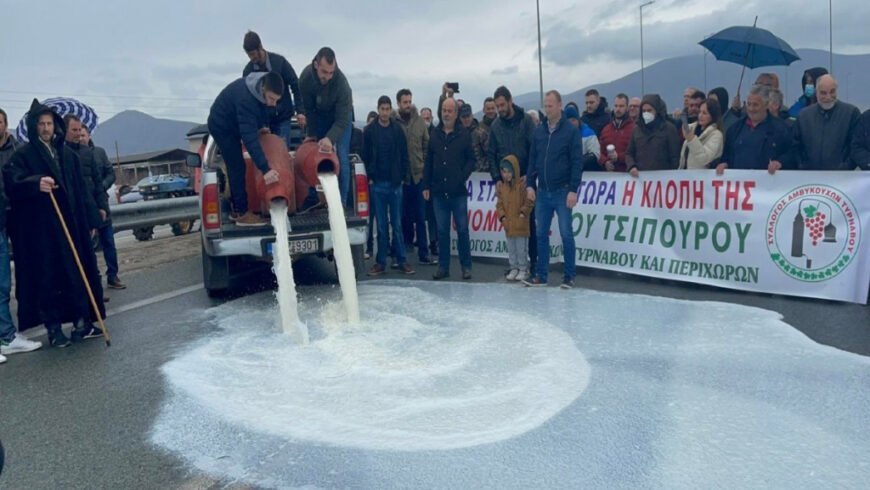 Παραγωγοί από τον Τύρναβο έκλεισαν την Εθνική Οδό Λάρισας – Κοζάνης: Έριξαν γάλα και άχυρα στον δρόμο