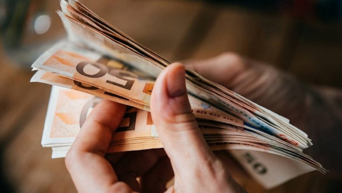 Οικονόμου: Θα στηρίζουμε νοικοκυριά και επιχειρήσεις για όσο διαρκεί η κρίση
