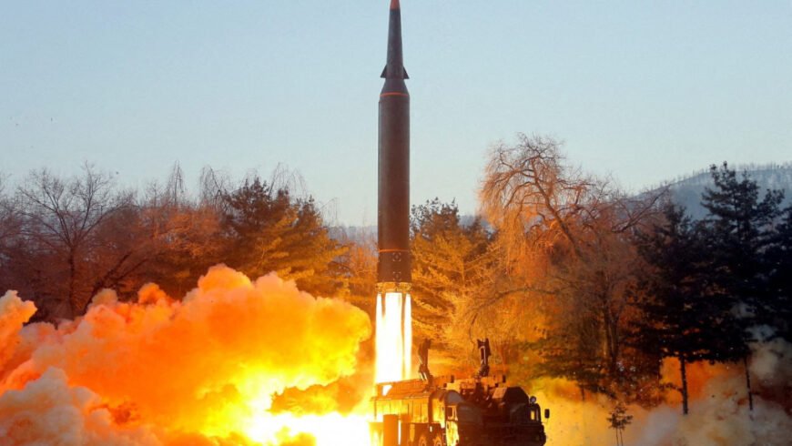 Βόρεια Κορέα: «Θεοπάλαβη» πυραυλική δοκιμή έστειλε συντρίμμια στην πρωτεύουσα