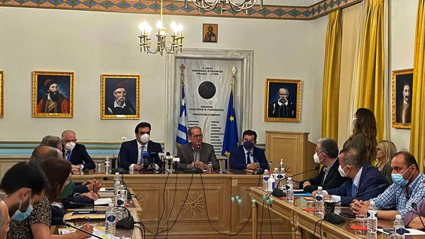 Ο περιφερειάρχης Πελοποννήσου Π. Νίκας σε σύσκεψη στην Τρίπολη με τον υπουργό Ψηφιακής Διακυβέρνησης Κ. Πιερρακάκη