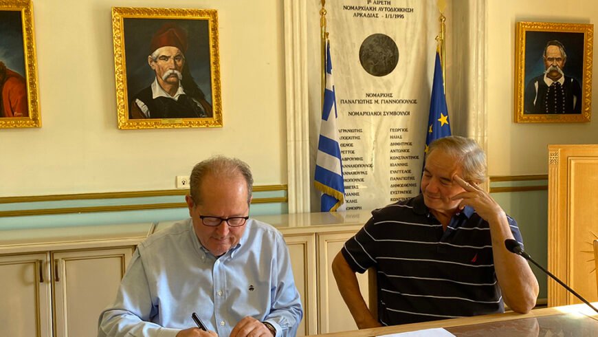 Συμβάσεις για τα γήπεδα Μυκηνών και Μαλανδρενίου υπέγραψε ο περιφερειάρχης Πελοποννήσου Π. Νίκας