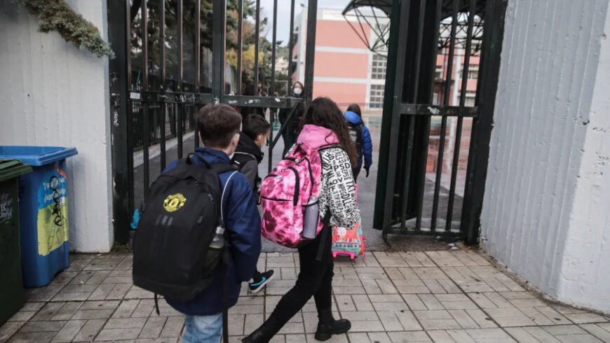 Κορονοϊός: Ανησυχία για το κοκτέιλ ιώσεων – Πόσες απουσίες μπορούν να δικαιολογήσουν οι μαθητές