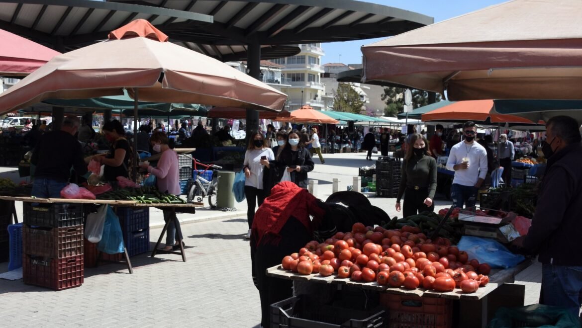 Αυξήσεις στους πάγκους των λαϊκών αγορών φέρνει το πλαστικό χρήμα