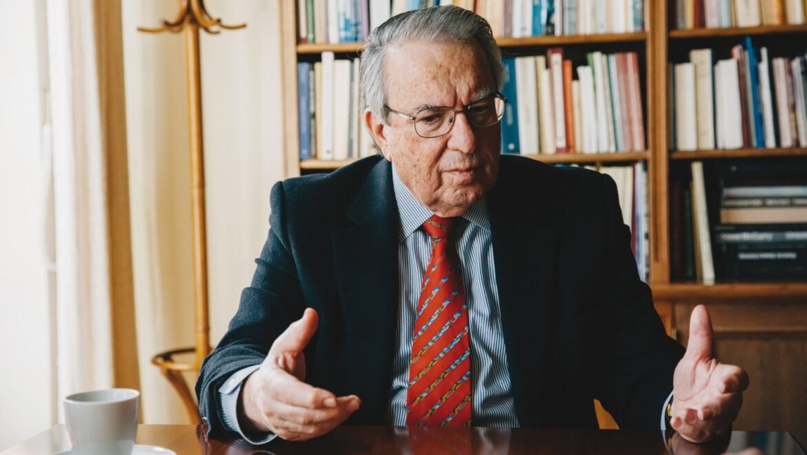 «Είναι απάνθρωπο» – Την κατάργηση των Πανελληνίων προτείνει ο Μπαμπινιώτης