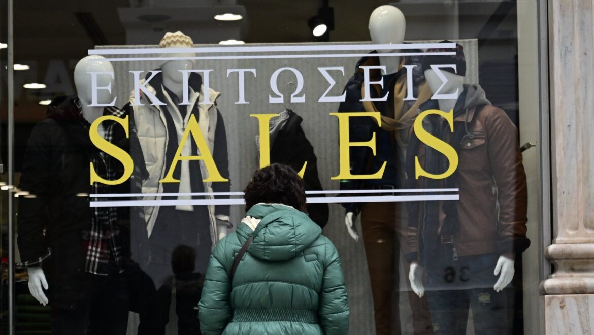 Δεν έχουν να ψωνίσουν ούτε στις εκπτώσεις, η ακρίβεια τσακίζει τα νοικοκυριά – Απογοητευμένοι οι έμποροι