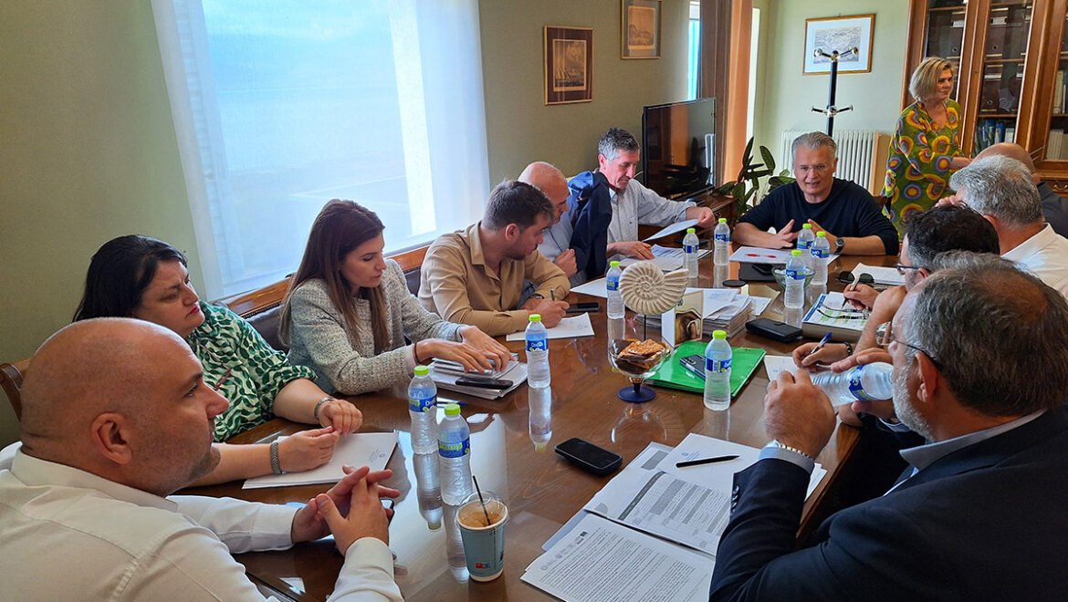 Σύσκεψη εργασίας του Περιφερειάρχη Δημήτρη Πτωχού με τους Δημάρχους Δημήτρη Ορφανό, Γιάννη Γεωργόπουλο και Τάσο Χρόνη