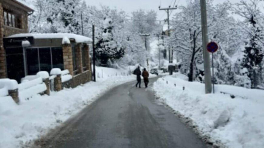 Καθαρισμός δρόμων στην Π.Ε. Κορινθίας μετά τη χιονόπτωση