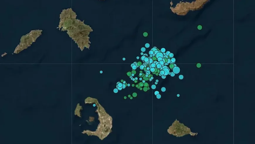 Η Σαντορίνη δονείται αδιάκοπα – Κάτοικοι και επισκέπτες εγκαταλείπουν το νησί