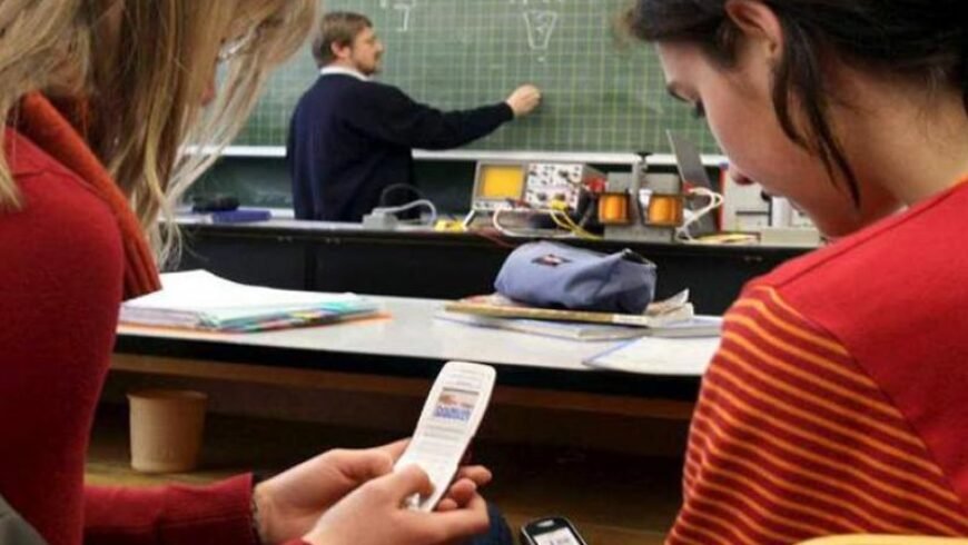 Περισσότερες από 20.000 αποβολές για τα κινητά στα σχολεία