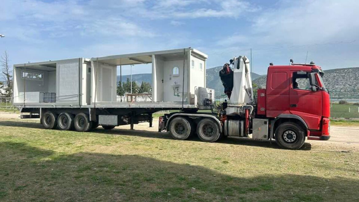 Παραδόθηκαν τα νέα προκατασκευασμένα αποδυτήρια στο γήπεδο της Κοιλάδας από την Περιφέρεια Πελοποννήσου