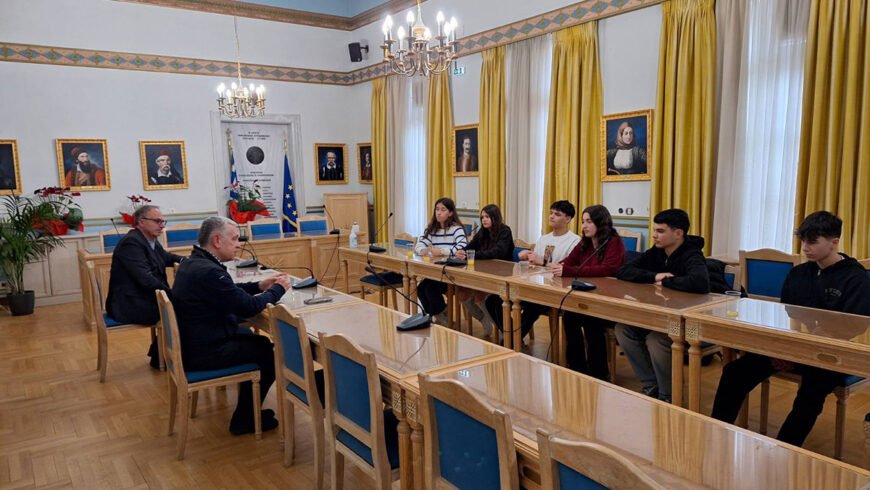 Η νέα γενιά συζητά με την Περιφέρεια για τη συμμετοχή και τη Δημοκρατία