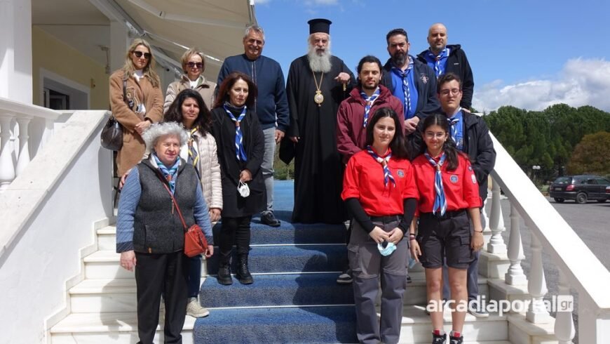 Πασχαλινές λαμπάδες μοίρασαν οι πρόσκοποι στο γηροκομείο Τρίπολης