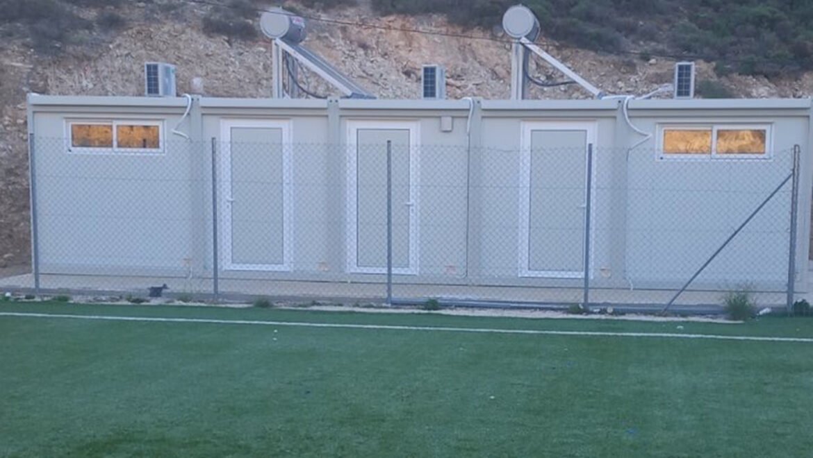 Ολοκληρώθηκε η τοποθέτηση προκατασκευασμένων αποδυτηρίων σε τρία γήπεδα της Αργολίδας – Παρέμβαση 270.000 ευρώ από την Περιφέρεια Πελοποννήσου