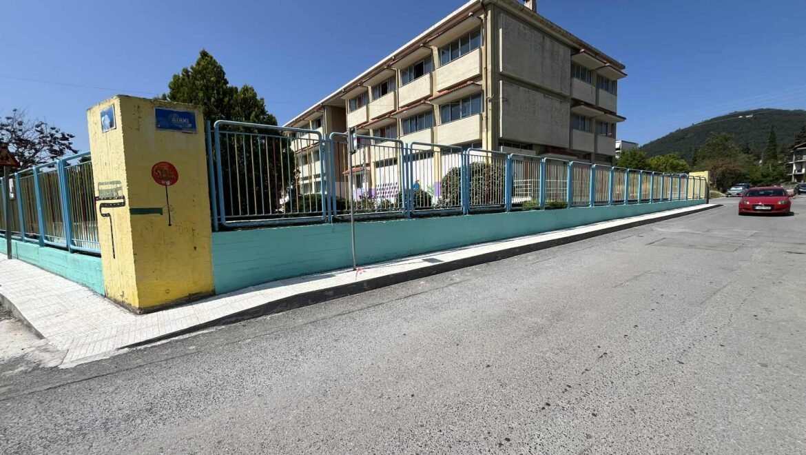 Ανακατασκευή του πεζοδρομίου έξω από το σχολικό συγκρότημα του 1ου Δημοτικού Σχολείου και του 12ου Νηπιαγωγείου Τρίπολης