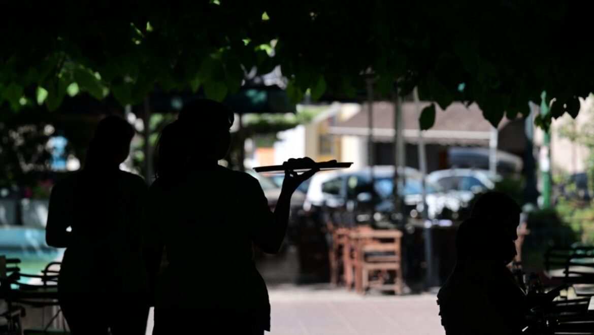 Ακρίβεια: Το δυσβάστακτο κόστος διαβίωσης στην Αθήνα – Χαμηλοί μισθοί, ακριβή ζωή