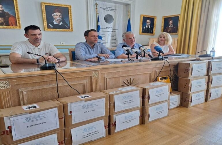 Παράδοση απινιδωτών από την Περιφέρεια Πελοποννήσου