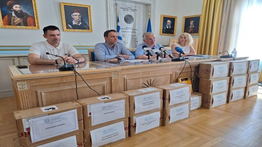Παράδοση απινιδωτών από την Περιφέρεια Πελοποννήσου