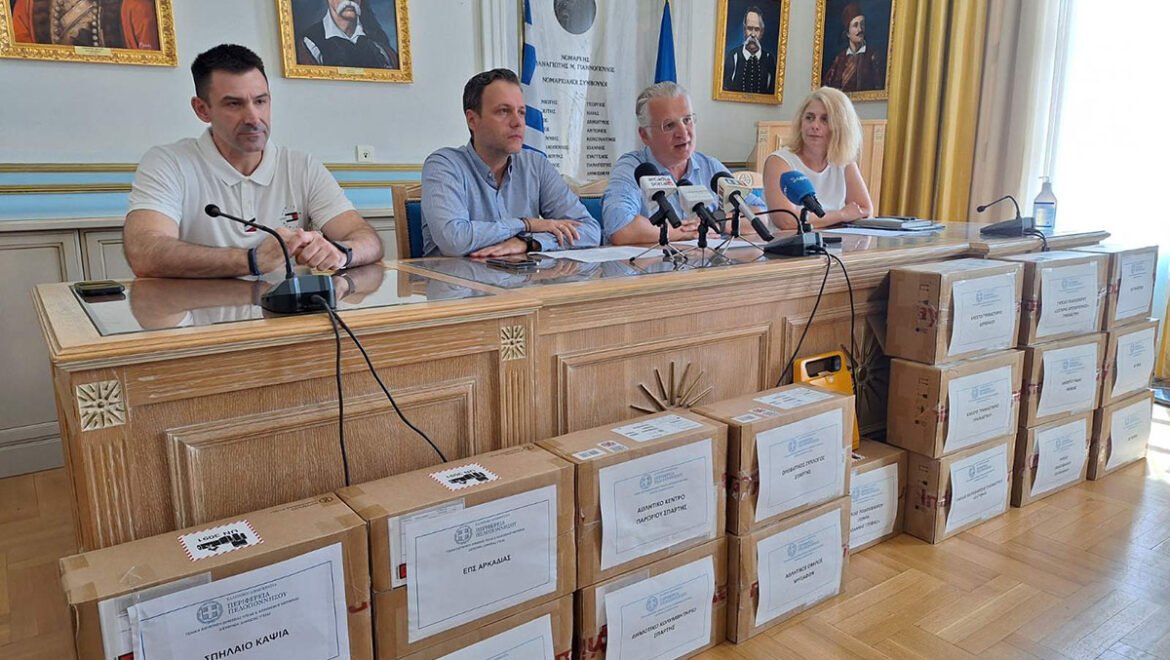 Παράδοση απινιδωτών από την Περιφέρεια Πελοποννήσου