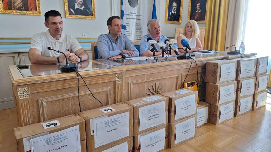 Παράδοση απινιδωτών από την Περιφέρεια Πελοποννήσου