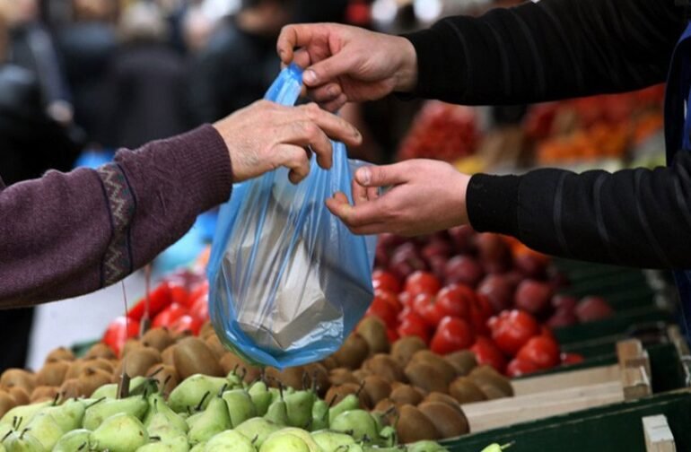 Με το σταγονόμετρο ψωνίζουν οι καταναλωτές στη λαϊκή αγορά