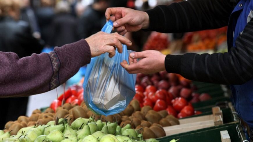 Με το σταγονόμετρο ψωνίζουν οι καταναλωτές στη λαϊκή αγορά