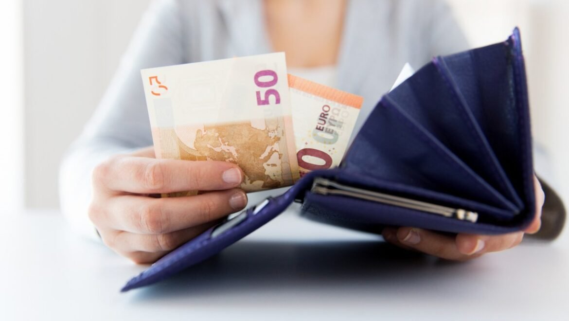 Ακρίβεια: Ένας στους δέκα αδυνατεί να αποταμιεύσει, ένας στους τρεις τρώει από τα έτοιμα