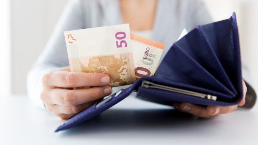 Ακρίβεια: Ένας στους δέκα αδυνατεί να αποταμιεύσει, ένας στους τρεις τρώει από τα έτοιμα