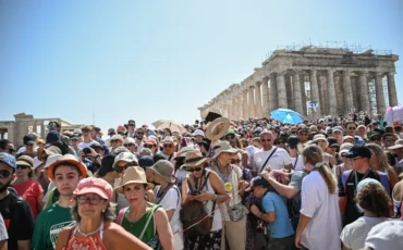 Ελληνικά νησιά εκτός ελέγχου: Ο υπερτουρισμός πλήττει το «καλό όνομα» της χώρας ως προορισμού