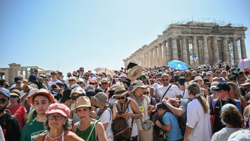 Ελληνικά νησιά εκτός ελέγχου: Ο υπερτουρισμός πλήττει το «καλό όνομα» της χώρας ως προορισμού