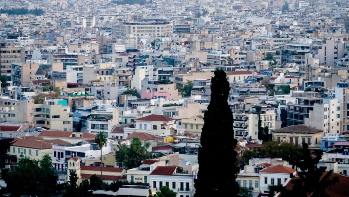 Γονατίζουν τα νοικοκυριά από τα υψηλά ενοίκια – Οι Έλληνες καθυστερούν να φύγουν από την οικογενειακή κατοικία