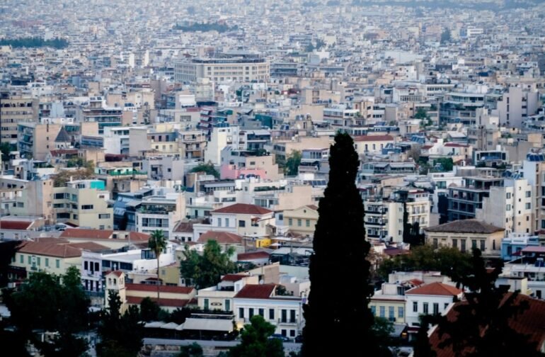Γονατίζουν τα νοικοκυριά από τα υψηλά ενοίκια – Οι Έλληνες καθυστερούν να φύγουν από την οικογενειακή κατοικία