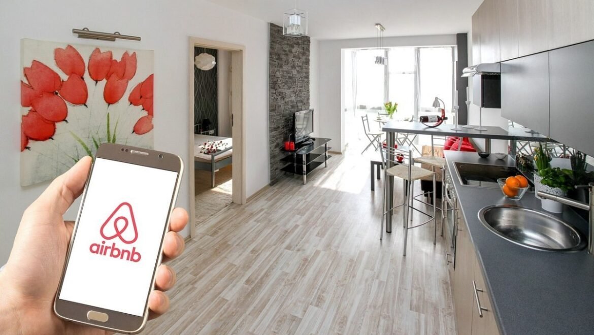 Airbnb: Σε ισχύ οι νέοι όροι από την 1η Οκτωβρίου – Τσουχτερά πρόστιμα στους παραβάτες