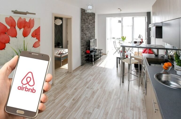 Airbnb: Σε ισχύ οι νέοι όροι από την 1η Οκτωβρίου – Τσουχτερά πρόστιμα στους παραβάτες