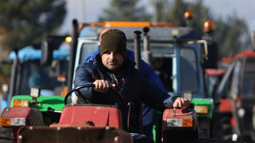 Αγρότες: Συνεχίζουν αλύγιστοι παρά την καταστολή – Συγκέντρωση αλληλεγγύης στους συλληφθέντες, νέα συνέλευση