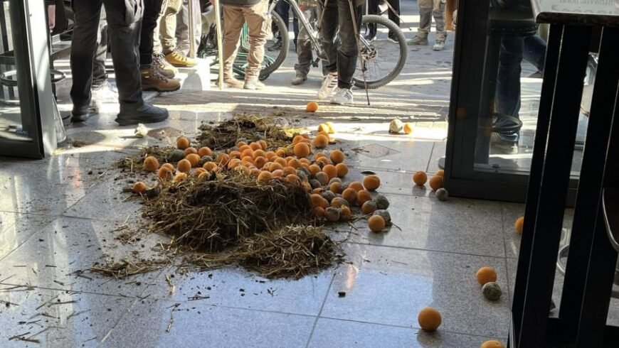 Διαμαρτυρία αγροτών στον ΕΛΓΑ Τρίπολης